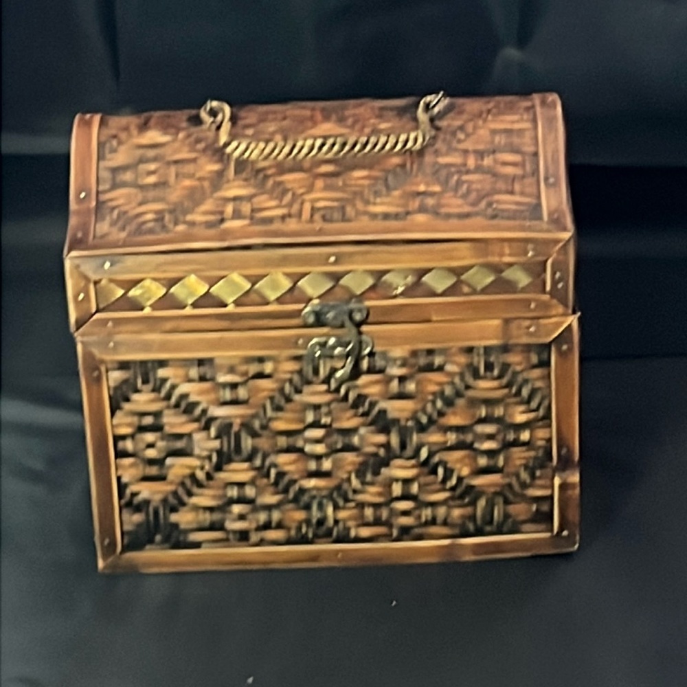 Wooden trunk look  container